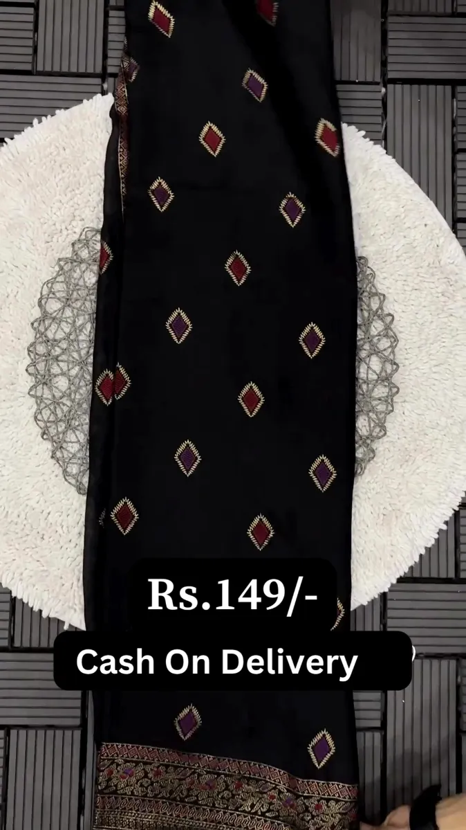 Golden Elegance: Look Mesmerizing in This Shimmering Saree – A Perfect Blend of Luxury and Glamour