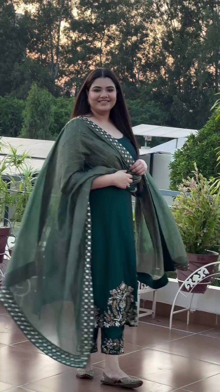 Exquisite Hand Embroidery Punjabi Suit – A Traditional Masterpiece for Every Special Occasion - Image 4