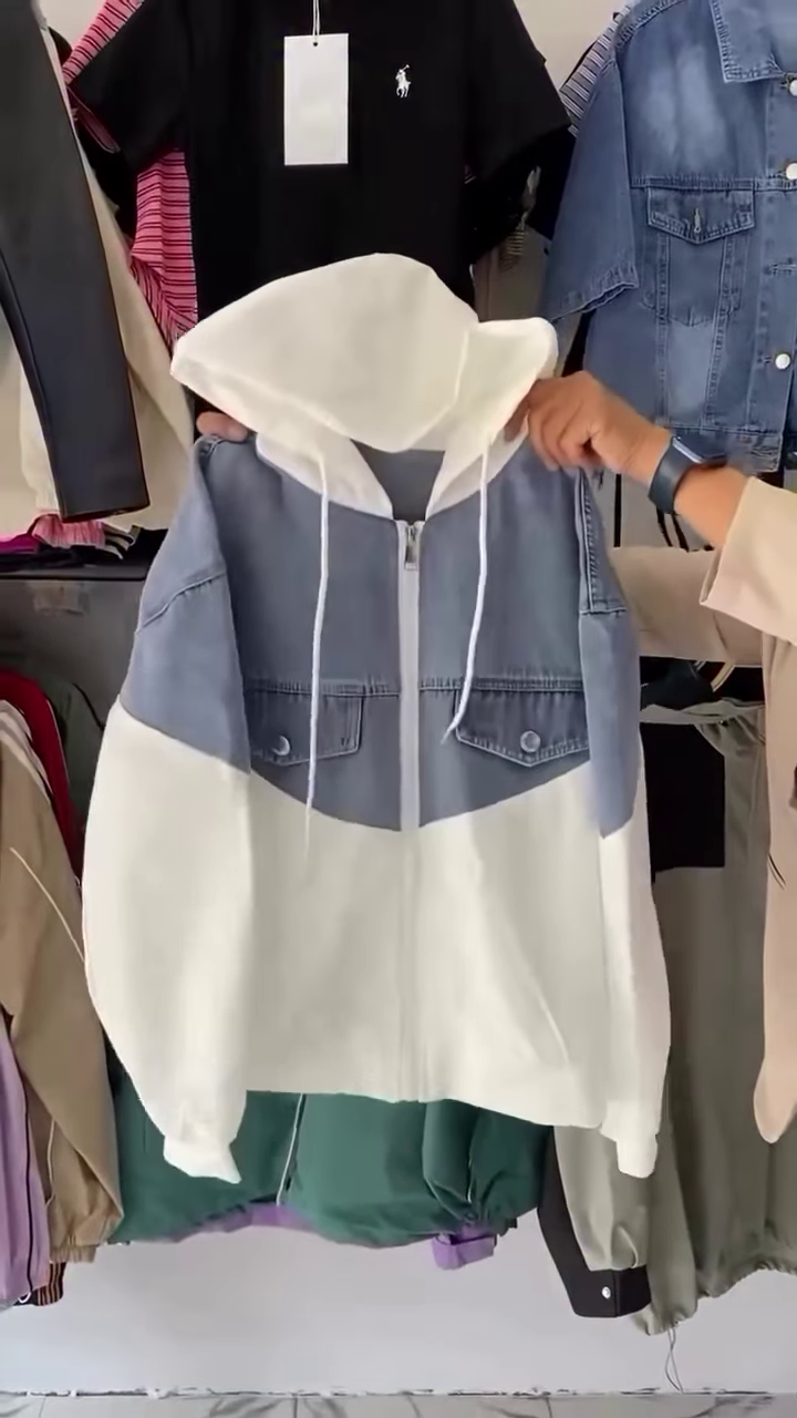 π€ Streetwear Charm β Two-Tone Hoodie with Denim Vibes β¨