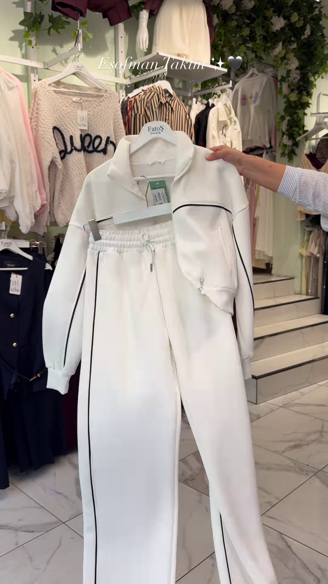 Contrast‑Piped Tracksuit | Clean Lines, Cloud Comfort ☁️⚡ - Image 2