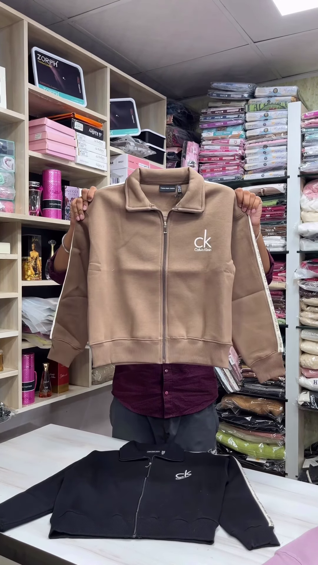 Sporty Zip-Up Cropped Jacket 💫