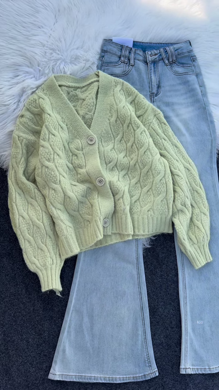 Plush Cable Cardigan | Cozy Texture, Cropped Ease 🧶 - Image 3